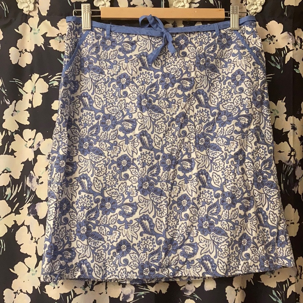 American Eagle EUC blue/white floral cotto…